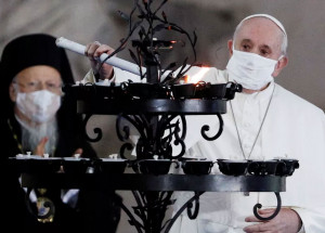 papa-usa-mascara-pela-primeira-vez-em-publico-correio-nogueirense