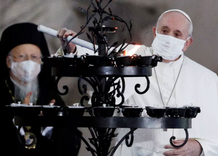 papa-usa-mascara-pela-primeira-vez-em-publico-correio-nogueirense