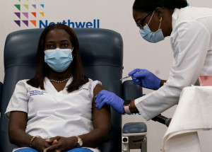 enfermeira-e-primeira-a-ser-vacinada-contra-covid-19-nos-eua-correio-nogueirense