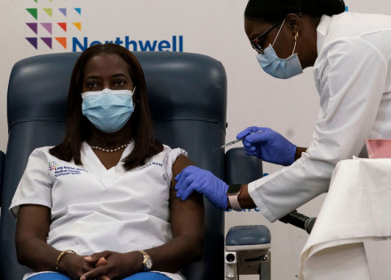 enfermeira-e-primeira-a-ser-vacinada-contra-covid-19-nos-eua-correio-nogueirense