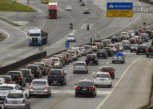 movimento-na-praca-de-pedagios-em-aruja-altura-do-km-204-sentido-rj-via-dutra-1559846474204_v2_450x600