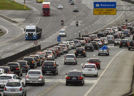 movimento-na-praca-de-pedagios-em-aruja-altura-do-km-204-sentido-rj-via-dutra-1559846474204_v2_450x600