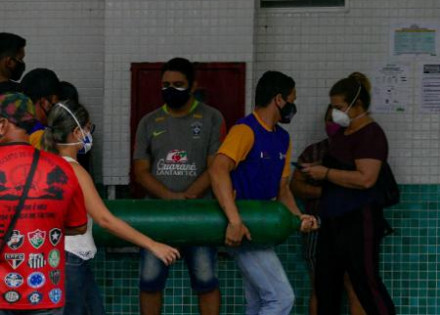 14jan2021---familiares-de-pacientes-levam-cilindro-de-oxigenio-para-o-hospital-e-pronto-socorro-28-de-agosto-em-manaus-1610732384731_v2_450x337