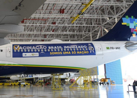 Avião da Azul no hangar aguardando decolagem para buscar vacinas na Índia