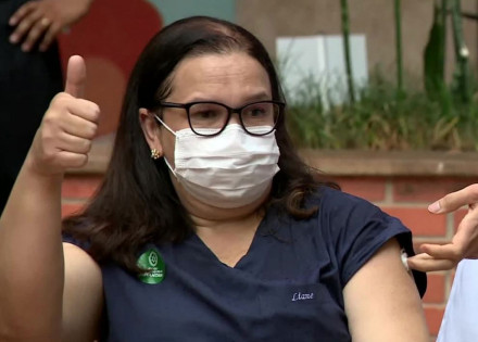 liane-santana-mascarenhas-tinoco-e-a-primeira-pessoa-vacinada-em-campinas-correio-nogueirense