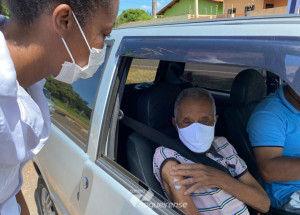 prefeitura-de-artur-nogueira-imuniza-74-idosos-no-1o-dia-de-vacinacao-drive-thru-correio-nogueirense