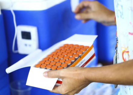 Vacinação drive-thru contra a covid-19 no Parque da Cidade, em Brasília.