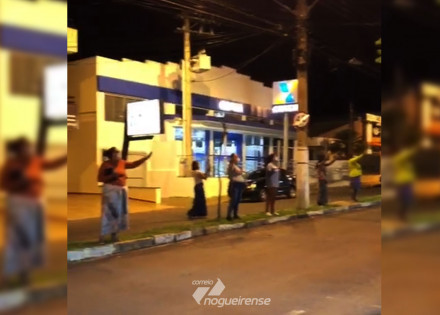 fieis-cantam-e-oram-para-pacientes-da-covid-19-e-trabalhadores-da-saude-em-frente-a-hospital-pronto-socorro-e-policia-municipal-de-artur-nogueira-correio-nogueirense-3
