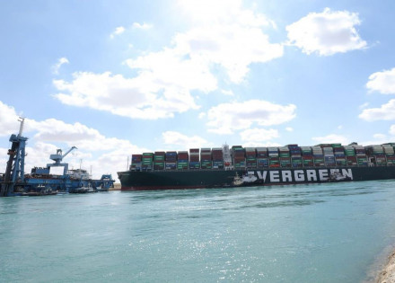 porta-conteineres-gigante-continua-encalhado-no-canal-de-suez-correio-nogueirense