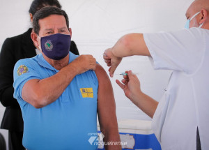 vice-presidente-mourao-toma-vacina-contra-covid-19-em-brasilia-correio-nogueirense