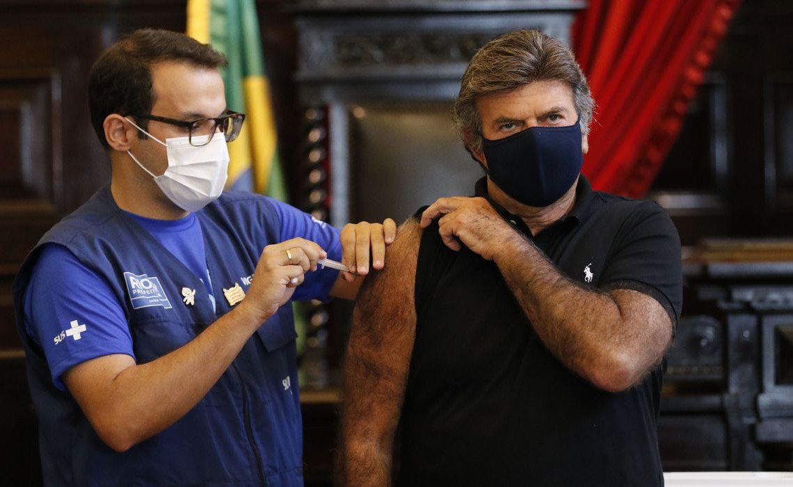 _o_presidente_do_supremo_tribunal_federal_stf_ministro_luiz_fux_e_vacinado_contra_a_covid-19_no_museu_da_justica_no_centro.020420212756