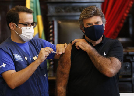 _o_presidente_do_supremo_tribunal_federal_stf_ministro_luiz_fux_e_vacinado_contra_a_covid-19_no_museu_da_justica_no_centro.020420212756