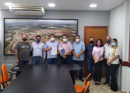 prefeito-de-engenheiro-coelho-assina-convenio-com-o-centro-de-integracao-escola-empresa-correio-nogueirense