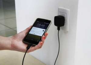 elektro-da-dicas-de-seguranca-para-clientes-de-artur-nogueira-prevenir-acidentes-com-celular-enquanto-a-bateria-e-carregada-na-tomada-correio-nogueirense