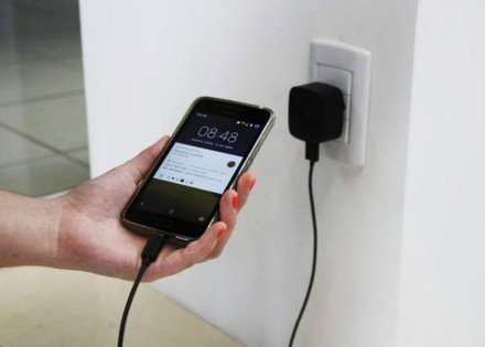 elektro-da-dicas-de-seguranca-para-clientes-de-artur-nogueira-prevenir-acidentes-com-celular-enquanto-a-bateria-e-carregada-na-tomada-correio-nogueirense