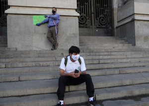 2020-05-06t000000z_580871135_rc28jg973bxl_rtrmadp_3_health-coronavirus-chile-collective-taxis