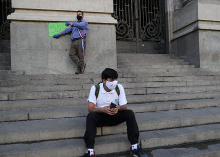 2020-05-06t000000z_580871135_rc28jg973bxl_rtrmadp_3_health-coronavirus-chile-collective-taxis