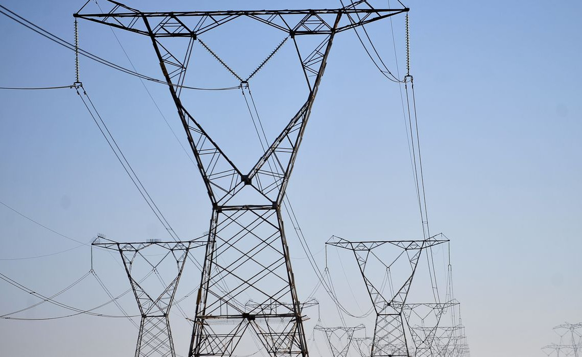 Linhas de transmissão de energia, energia elétrica