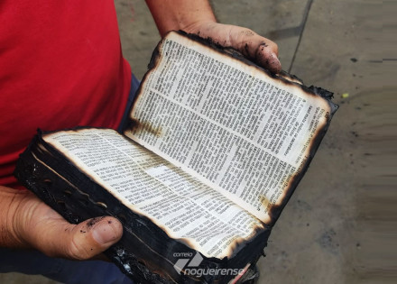 fe-carro-pega-fogo-em-artur-nogueira-e-so-biblia-fica-intacta-correio-nogueirense-capa