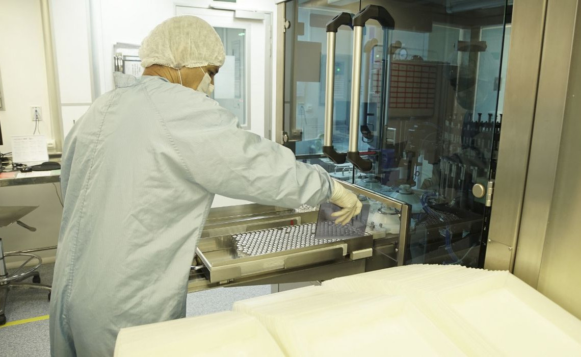 Fiocruz inicia envase do primeiro lote de IFA da vacina Covid-19