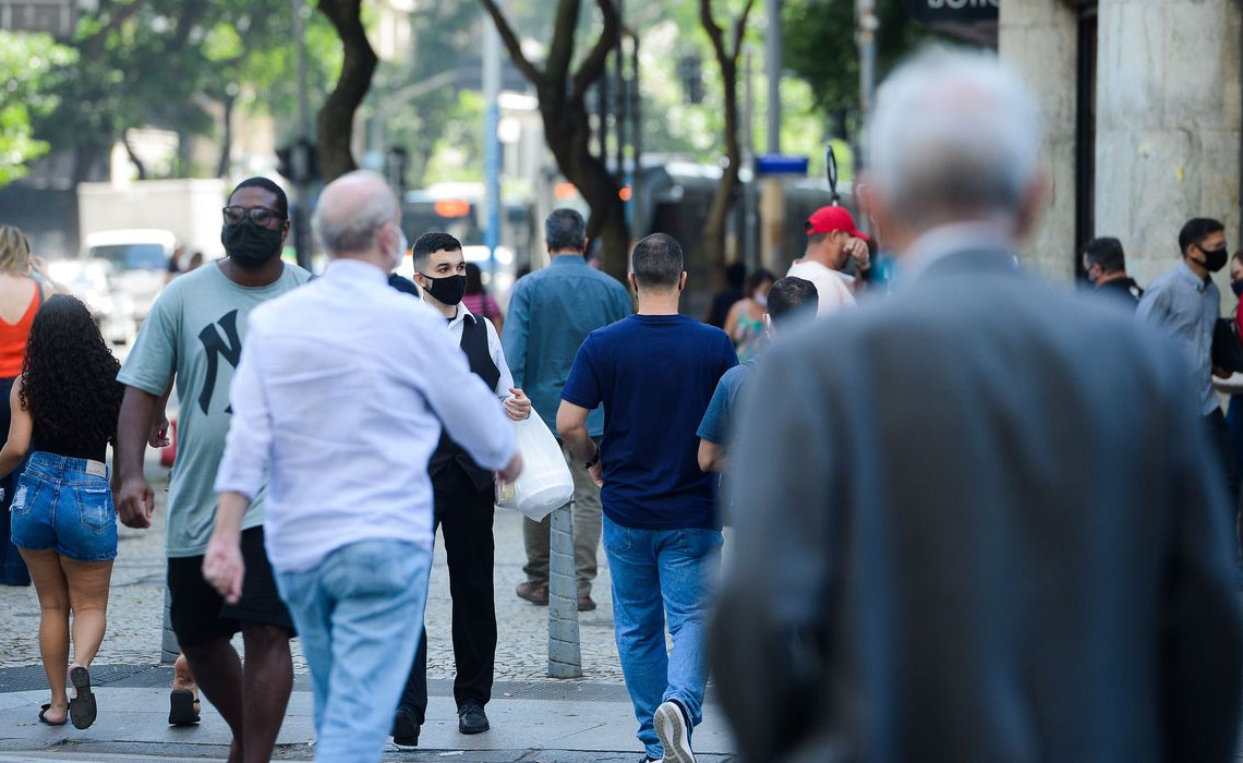 Pessoas com máscara csminhsm no centro do Rio de Janeiro