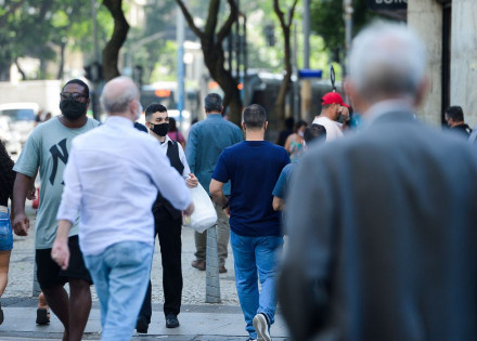 Pessoas com máscara csminhsm no centro do Rio de Janeiro