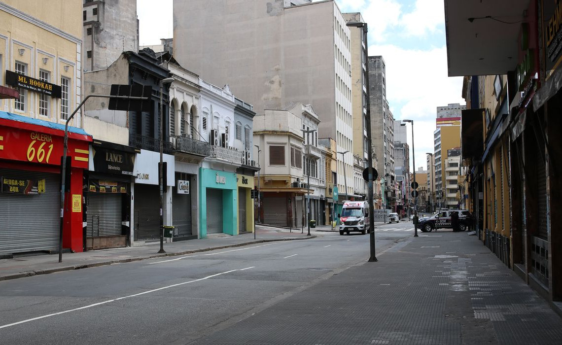 Comércio fechado na rua 25 de Março durante a quarentena.