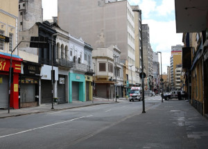 Comércio fechado na rua 25 de Março durante a quarentena.
