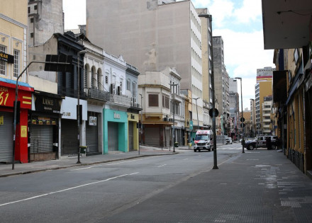 Comércio fechado na rua 25 de Março durante a quarentena.