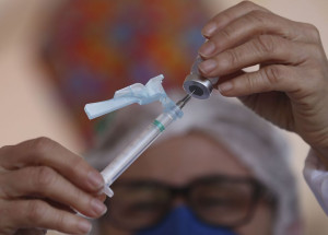 vacinacao_covid-19_vacina_fcpzzb_abr19062101587