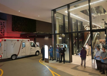 93899281_An-ambulance-transporting-Brazils-President-Jair-Bolsonaro-arrives-at-the-Vila-Nova-St