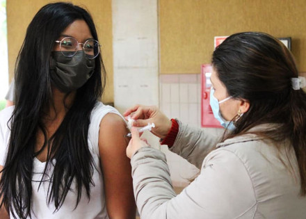 covid-19-585-do-publico-alvo-no-brasil-recebeu-a-primeira-dose-correio-nogueirense