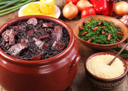 drive-thru-venda-de-feijoada-arrecada-fundos-para-a-aidan-correio-nogueirense