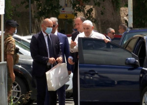 x93890569_Pope-Francis-leaves-the-car-to-greet-policemen-before-entering-the-Vatican-after-being.jpg.pagespeed.ic.04-fn6mK17