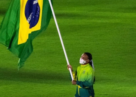 com-rebeca-andrade-de-porta-bandeira-brasil-se-despede-de-toquio-2020-correio-nogueirense