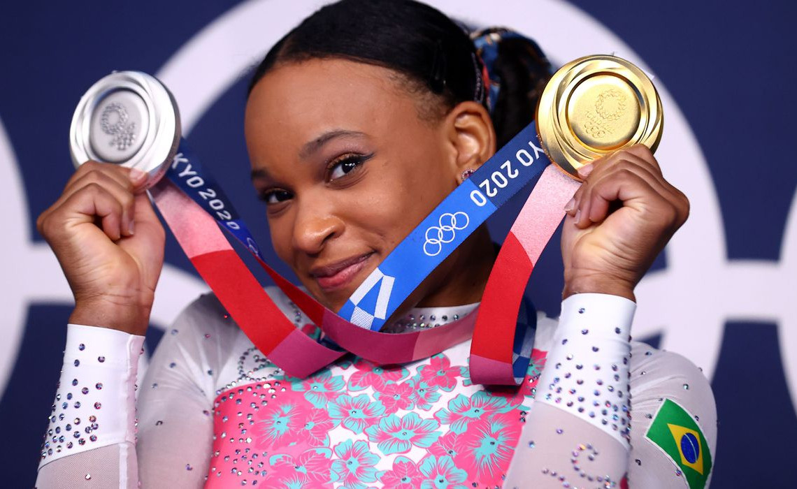 rebeca_andrade_com_medalhas_toquio