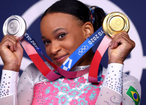rebeca_andrade_com_medalhas_toquio