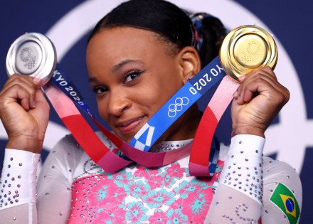 rebeca_andrade_com_medalhas_toquio