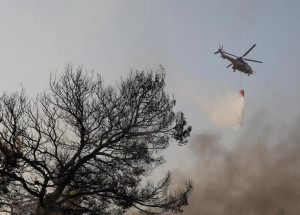 Grande incêndio irrompe ao norte de Atenas