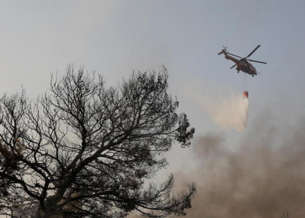 Grande incêndio irrompe ao norte de Atenas