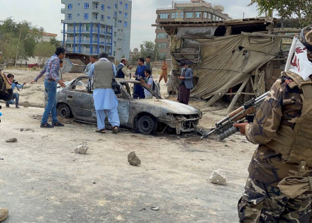 x95005588_Afghan-men-take-pictures-of-a-vehicle-from-which-rockets-were-fired-as-Taliban-forces-stand.jpg.pagespeed.ic.Ss3TNNE4dD