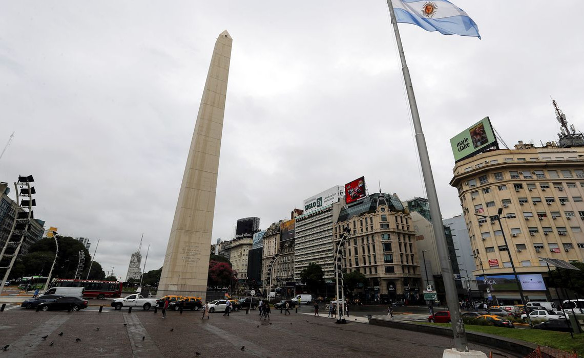 O obelisco de Buenos Aires é visto durante a pandemia do novo coronavírus.