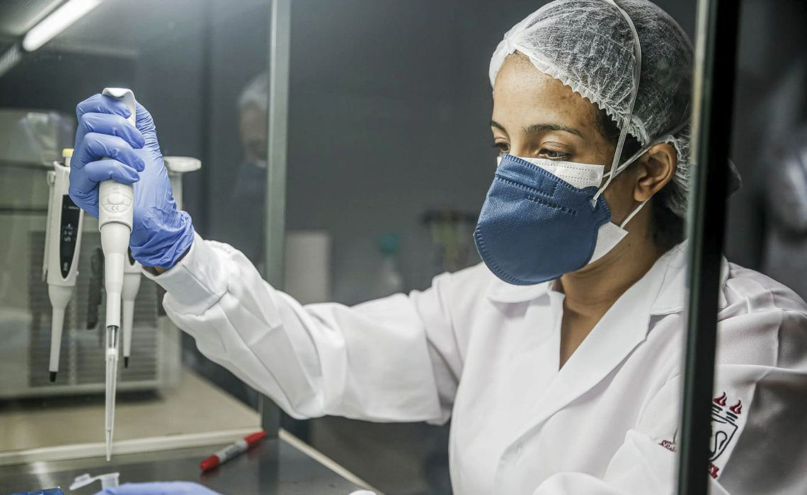 Profissional prepara amostra para realizar exame de covid-19.