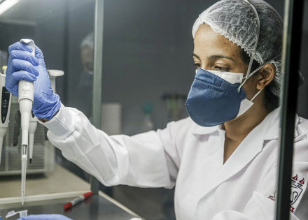 Profissional prepara amostra para realizar exame de covid-19.