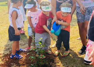 dia-da-arvore-criancas-ajudam-a-plantar-36-mudas-de-pitanga-nas-escolas-de-artur-nogueira-correio-nogueirense