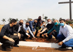 prefeitura-de-engenheiro-coelho-e-paroquia-de-sao-pedro-plantam-63-arvores-em-homenagem-a-vitimas-da-covid-correio-nogueirense-capa