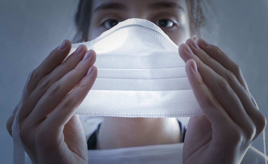 Uso de máscara para proteção contra o novo coronavírus.