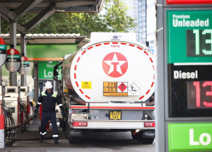 2021-10-04t123335z_1247783620_rc203q933rxr_rtrmadp_3_britain-truckers