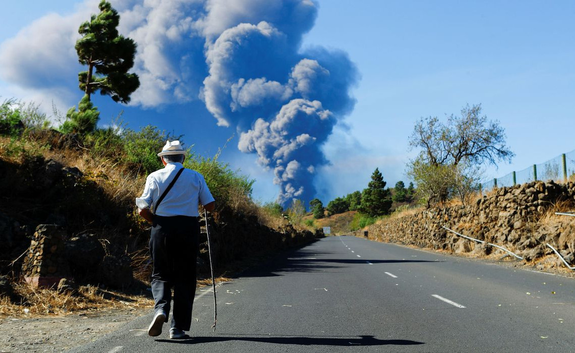 2021-10-04t140244z_51927494_rc203q9e7wc9_rtrmadp_3_spain-volcano