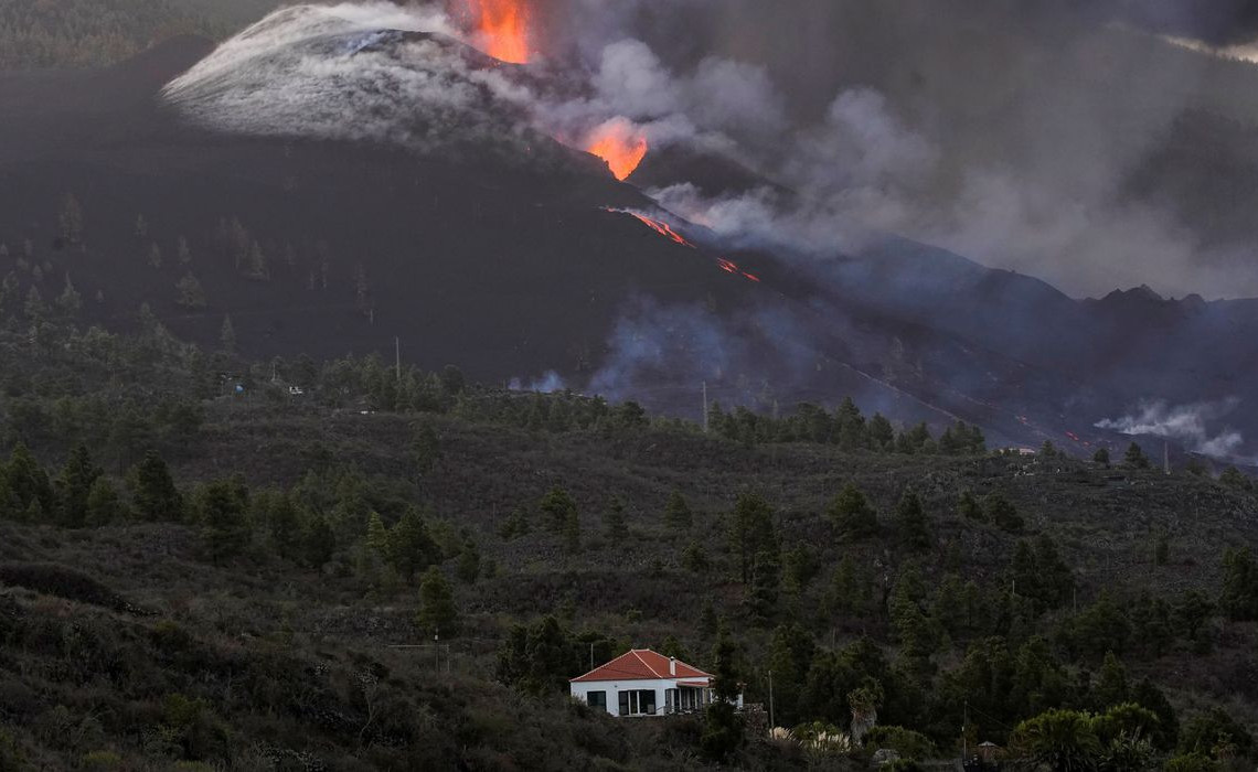 2021-10-13t161225z_1449073309_rc249q9gnfqd_rtrmadp_3_spain-volcano-drone-dogs